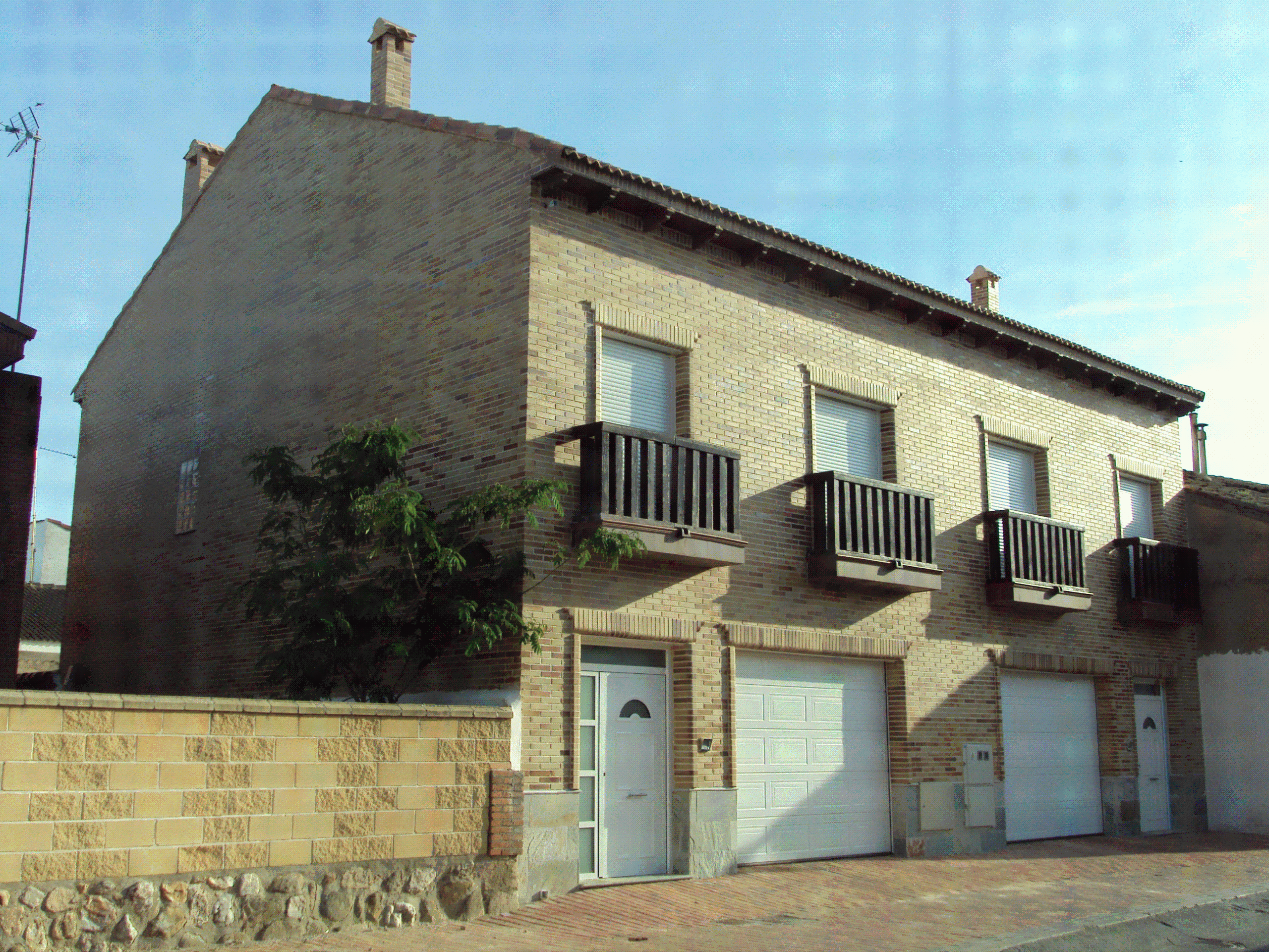 Edificio de 2 viviendas con garaje en Villa del Prado